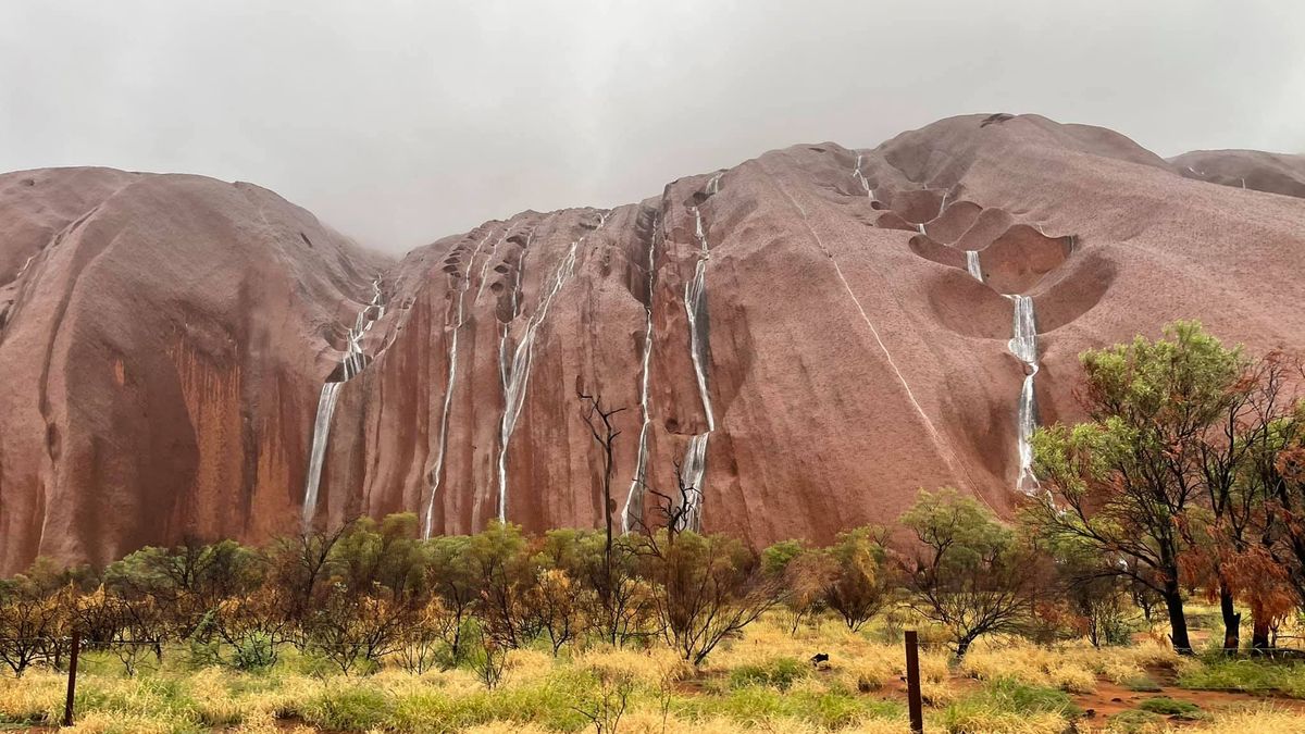 Video: Ojedinělá podívaná. Australskou horu Uluru pokryly vodopády